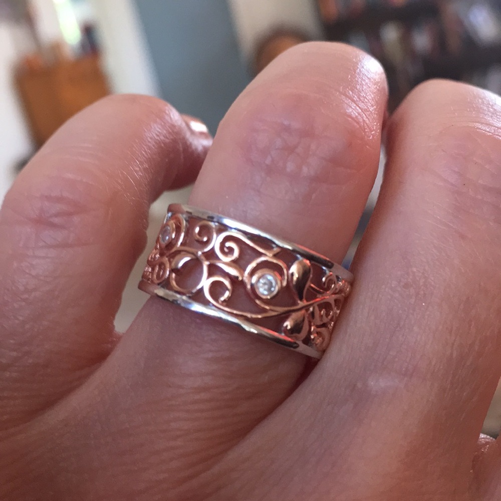 JEULIA two toned ring. New in original box